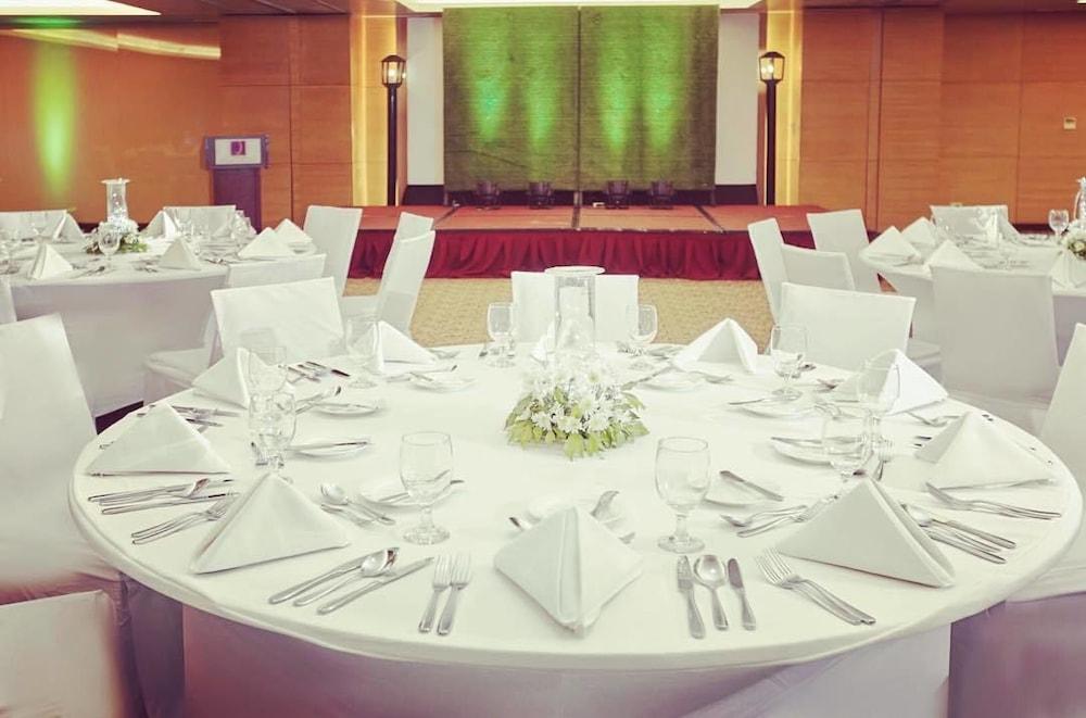 Quest Serviced Residences Cebu Esterno foto